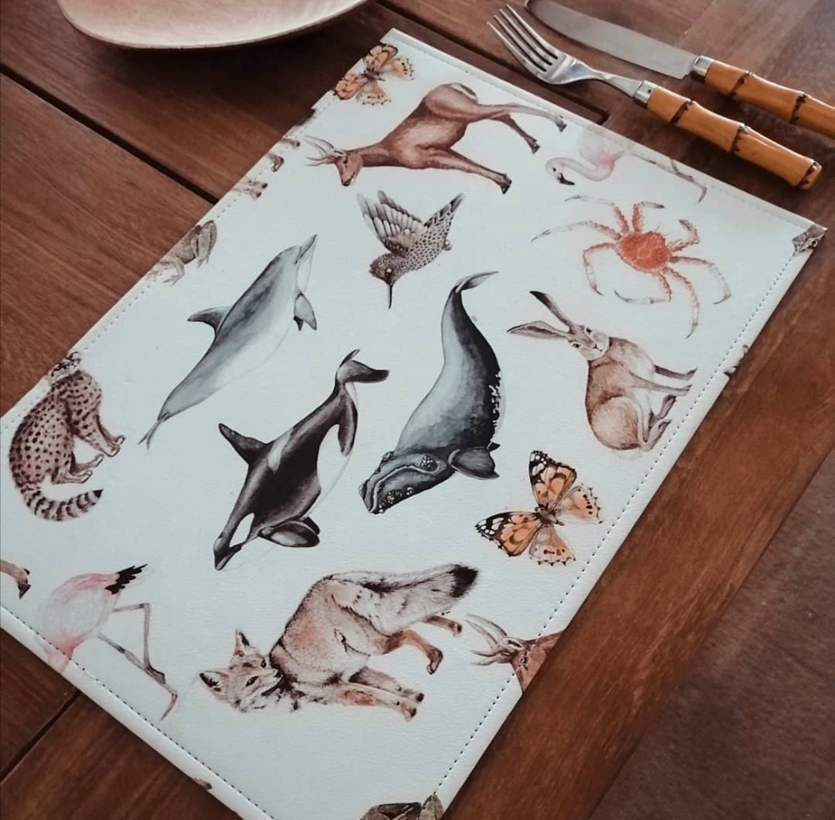 Decora tu mesa dieciochera con manteles de hule.