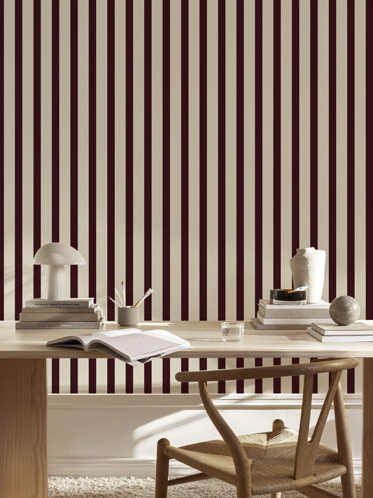 Papel mural Frederick Wine, clásico diseño de rayas verticales uniformes en borgoña oscuro y crema. Ideal para baños y cocinas.