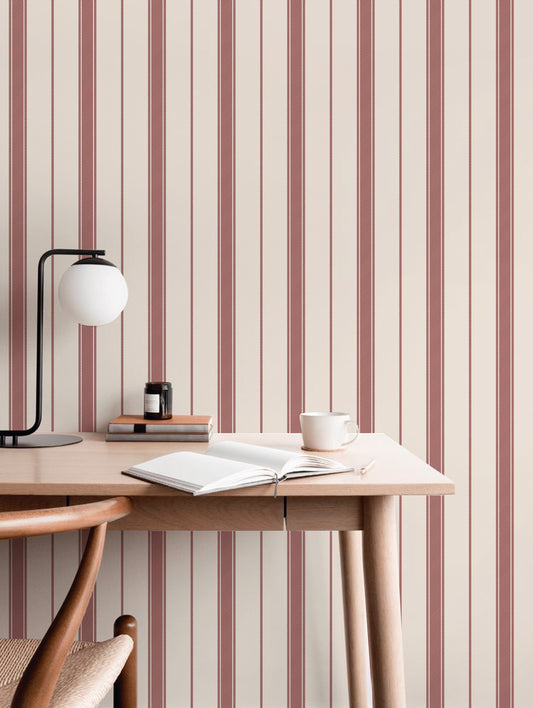 Papel mural Lua Red, sofisticado diseño de bandas verticales achuradas en rojo vino sobre crema claro. Ideal para baños y cocinas.