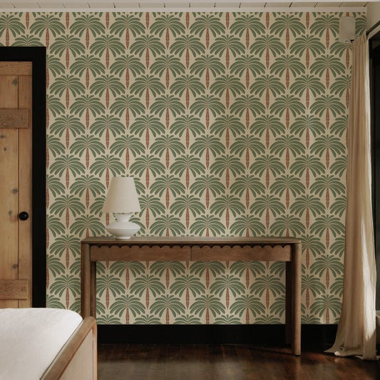 Papel mural Casa Palma, cálido diseño de palmeras estilizadas en verde medio y terracota sobre crema. Ideal para baños y comedores.
