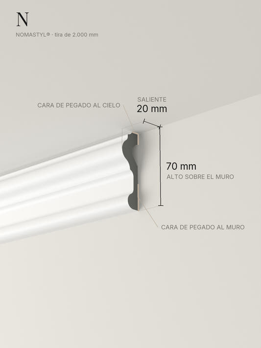 Cornisa N instalada en el encuentro del muro con el cielo, con sus medidas: 70 mm de alto sobre el muro y 20 mm de saliente