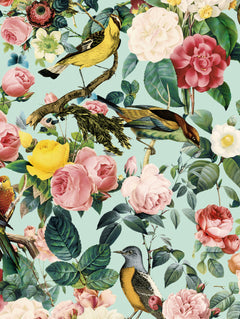 Detalle del mantel de hule Floral and Bird III: rosas rosadas, rojas y blancas con pájaros sobre fondo verde agua