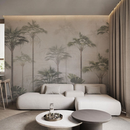 Papel mural Foresta, envolvente diseño de palmeras en capas de verde grisáceo sobre beige arena y crema. Ideal para comedores y dormitorios.