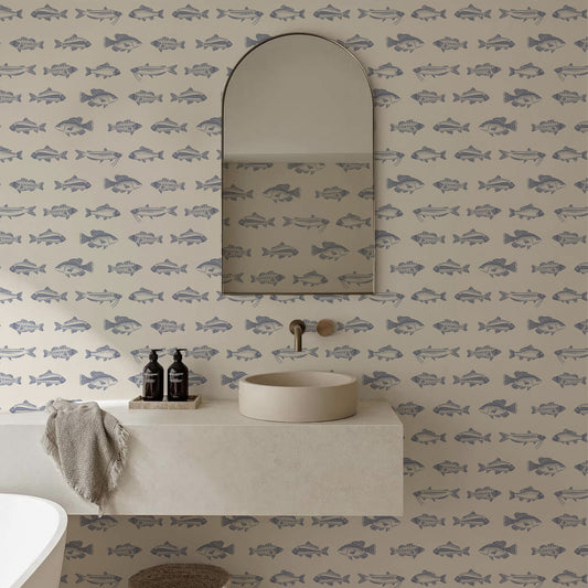 Papel mural Going with the Flow, sereno diseño de peces en hileras trazados en azul grisáceo sobre crema claro. Ideal para baños y cocinas.