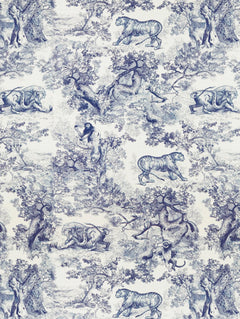 Detalle del mantel de hule African Vintage: tigres, monos y árboles estilo toile en azul sobre fondo blanco