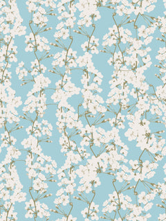 Detalle del mantel de hule Apple Flowers: ramas con flores blancas y tallos verde oliva sobre fondo celeste