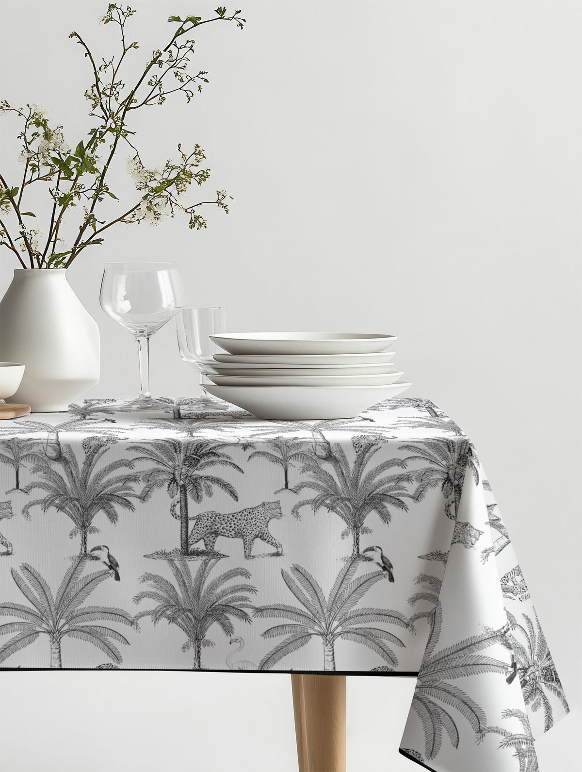 Mantel de hule Black and White Jungle sobre una mesa
