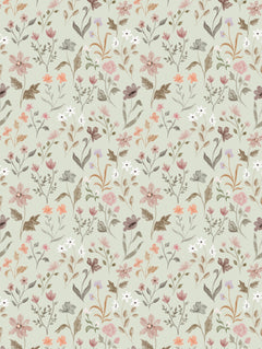 Detalle del mantel de hule Blotchys: flores silvestres en acuarela, rosadas, terracota y blancas sobre fondo verde salvia