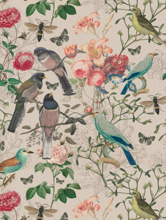 Detalle del mantel de hule Botanique beige: pájaros, rosas, mariposas y abejas de estilo vintage en rosado, verde y celeste