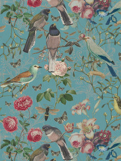 Detalle del mantel de hule Botanique bleu: pájaros, rosas rosadas, mariposas y abejas sobre fondo turquesa