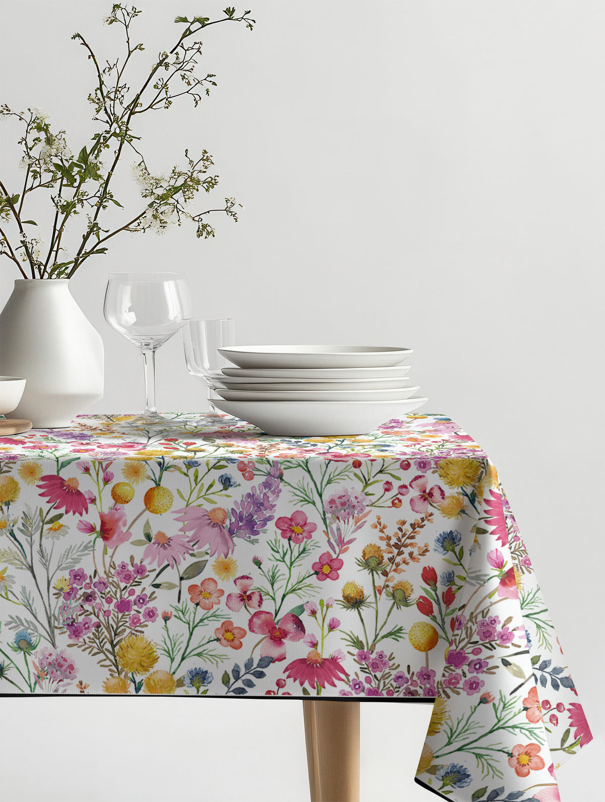 Mantel de hule Colorful Petals sobre una mesa