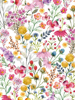 Detalle del mantel de hule Colorful Petals: flores silvestres en acuarela, fucsia, rosadas, amarillas y lilas, sobre blanco