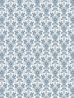 Detalle del mantel de hule Ellie Blue: flores estilizadas y hojas en hileras tipo damasco sobre fondo blanco