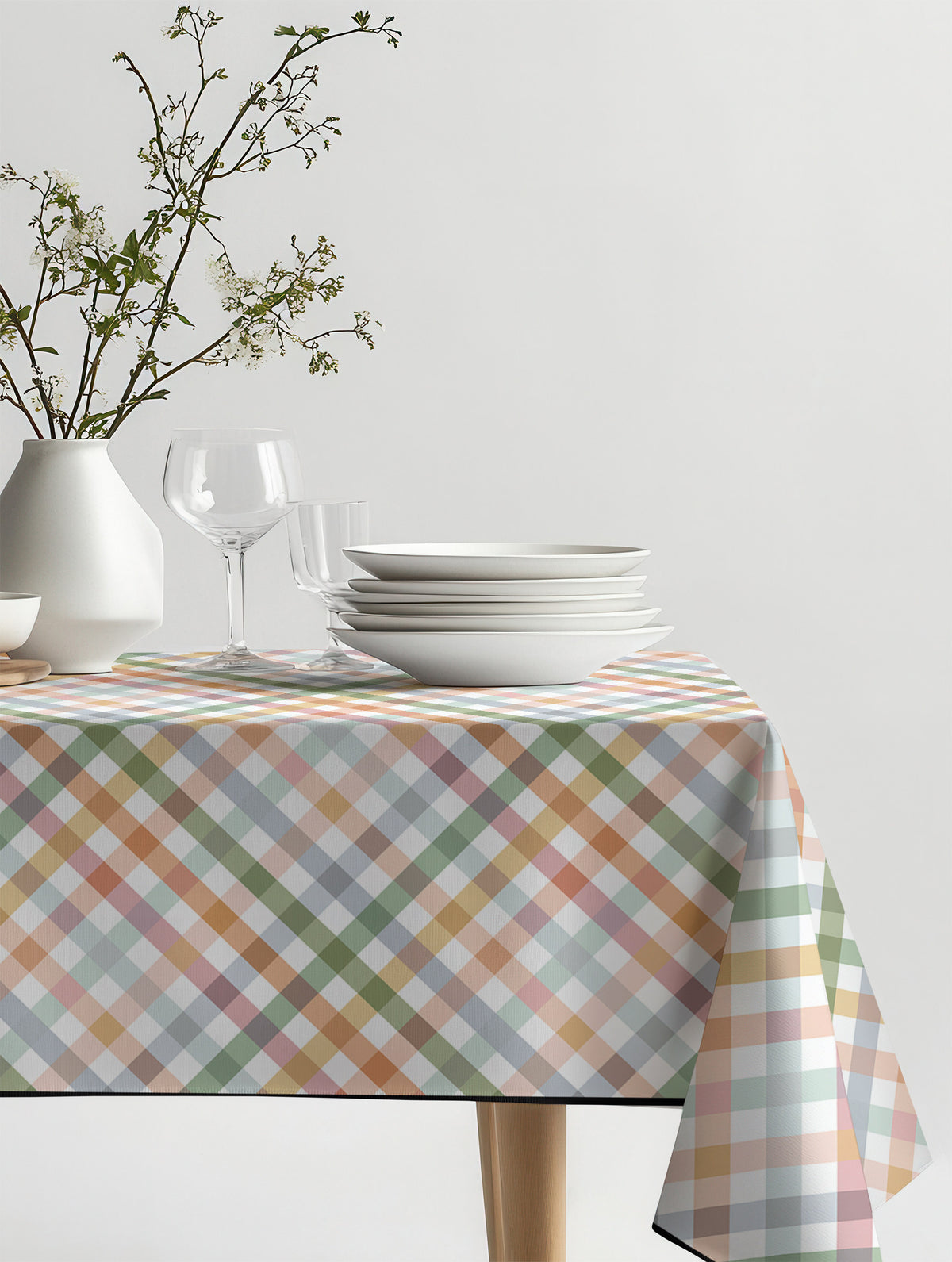 Mantel de hule Gingham sobre una mesa