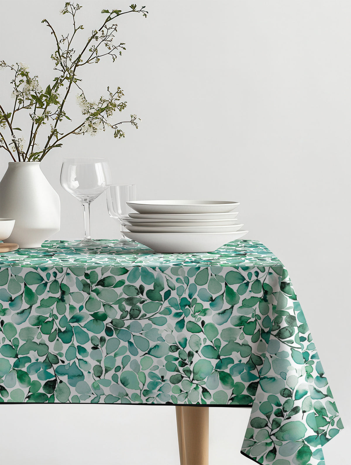 Mantel de hule Leaffy Eucalyptus Green sobre una mesa