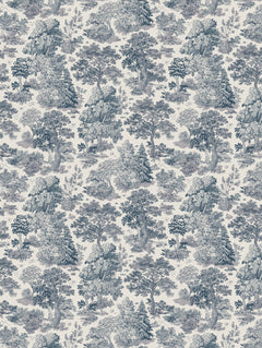 Detalle del mantel de hule Moulin Blue: paisaje de árboles estilo toile en azul grisáceo sobre fondo crema