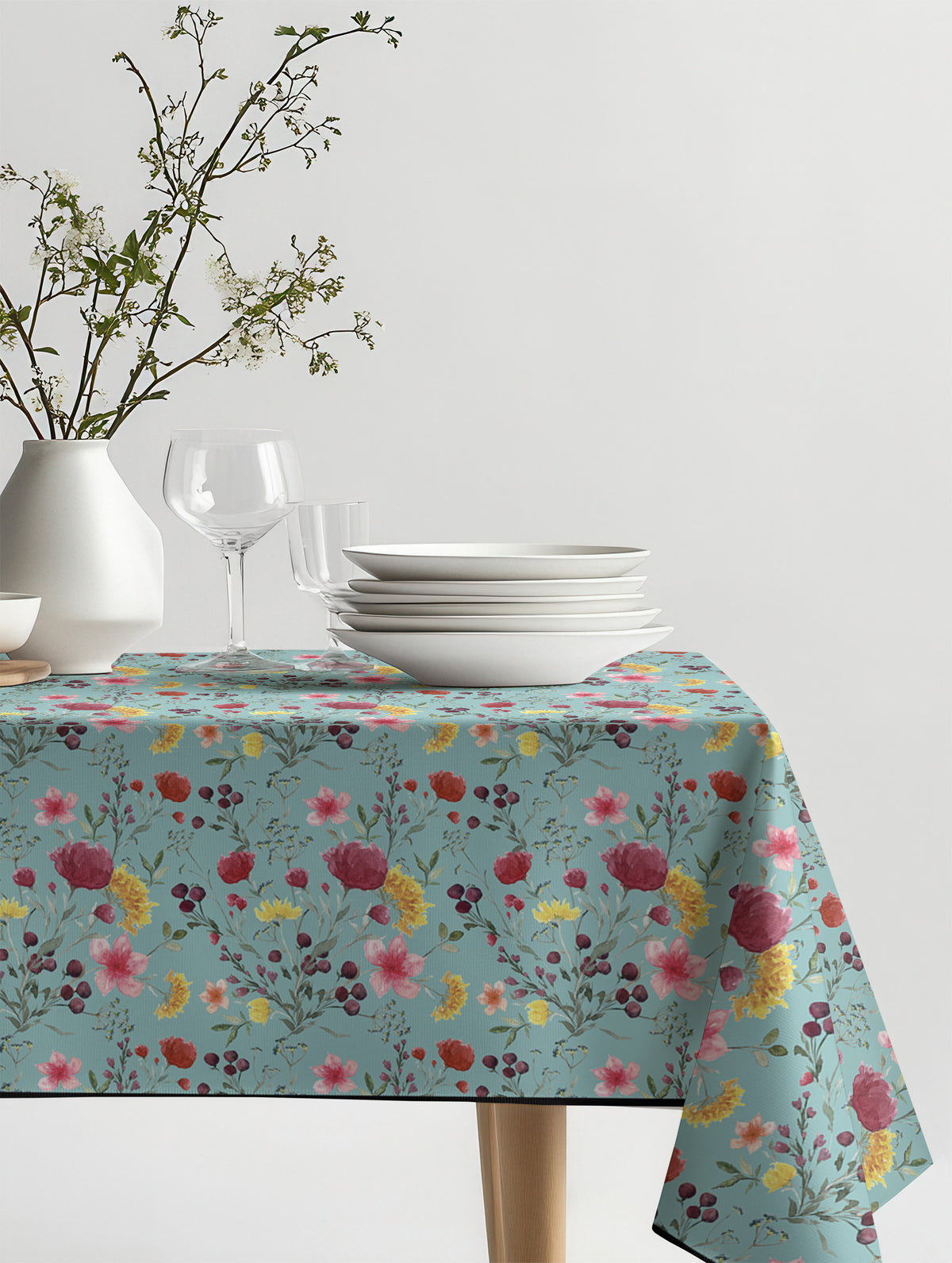 Mantel de hule Multiflora Turquesa sobre una mesa