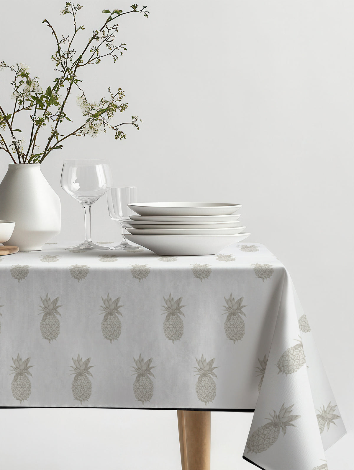 Mantel de hule Pineapples cream sobre una mesa