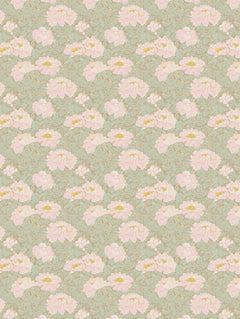 Detalle del mantel de hule Queen Mary's: peonías rosadas con centro amarillo sobre follaje verde salvia