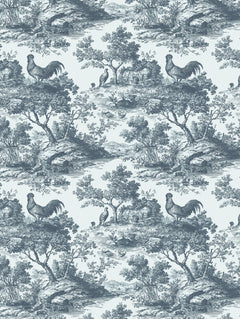 Detalle del mantel de hule Rooster: escenas campestres estilo toile con gallos y árboles en azul grisáceo sobre fondo blanco