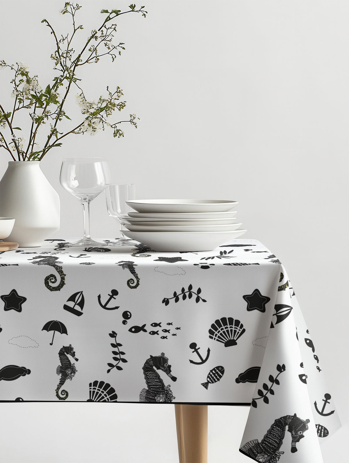 Mantel de hule SEAHORSE AND SEA PLANTS BLACK WHITE sobre una mesa