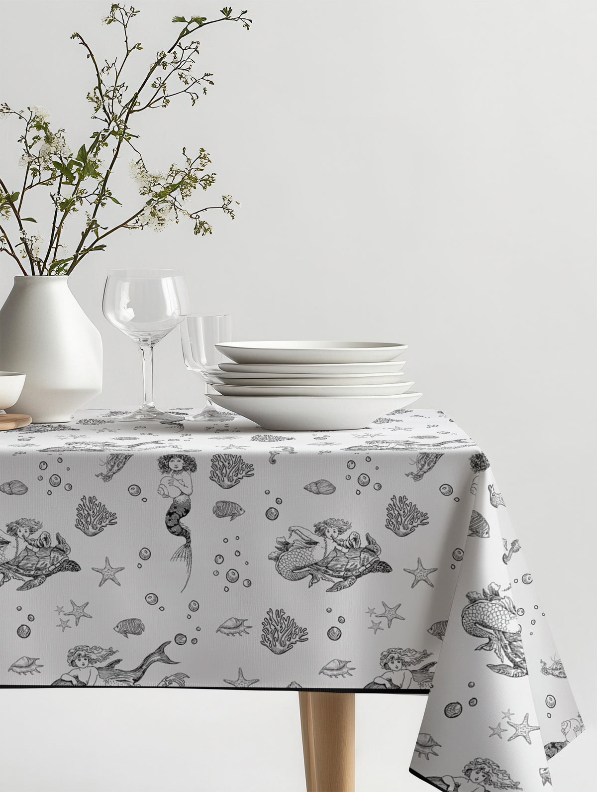 Mantel de hule Sirenitas sobre una mesa