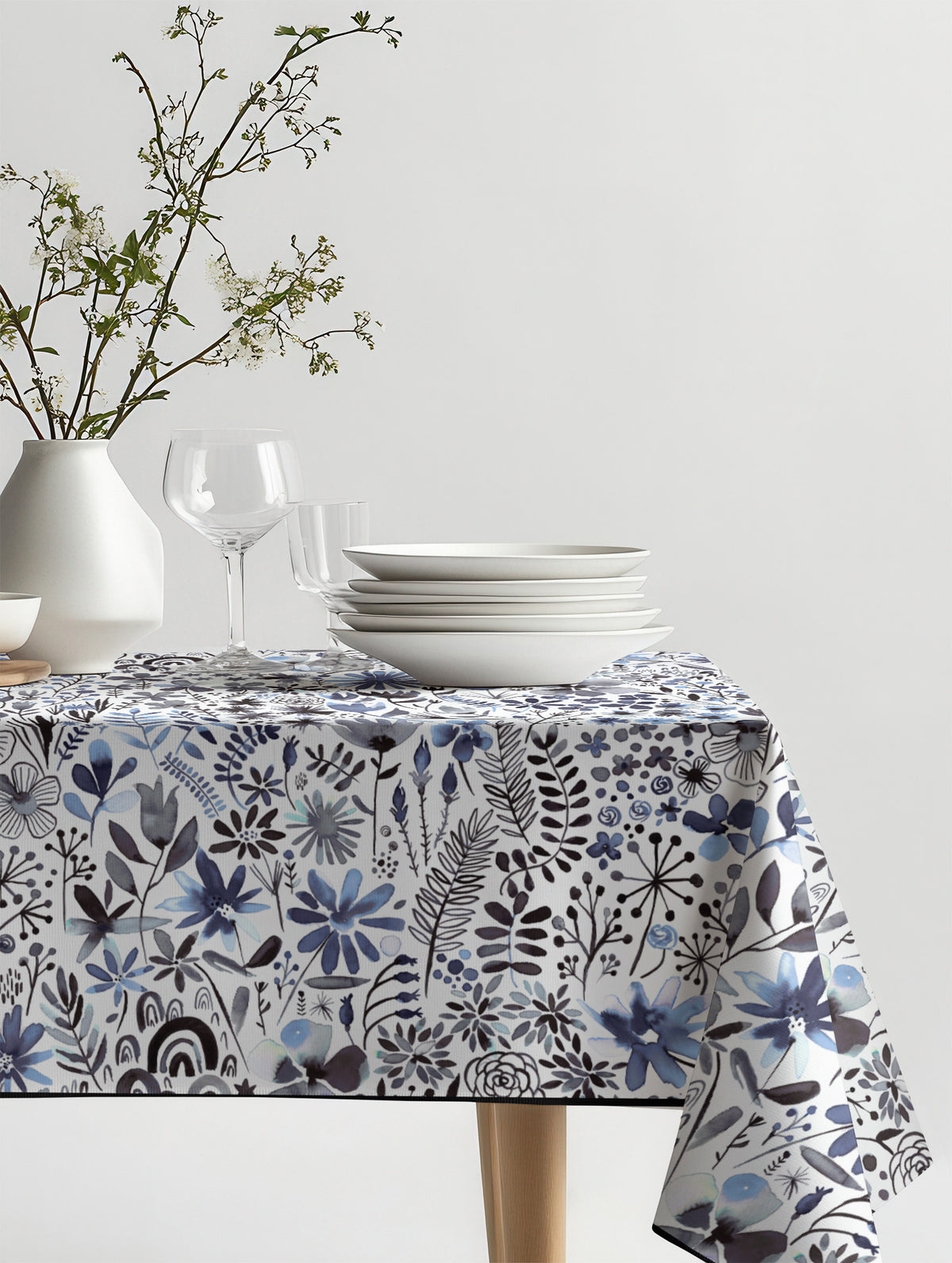 Mantel de hule winter ink flowers sobre una mesa