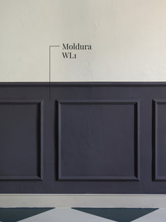 Moldura muro WL1 dibujando cuarterones sobre un muro gris oscuro, sobre un piso de baldosas en damero