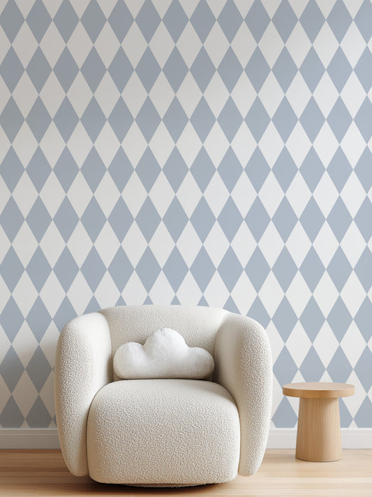 Papel mural Nordic Blue, geométrico diseño de rombos de arlequín en gris azulado claro y blanco. Ideal para cocinas y piezas de niños.