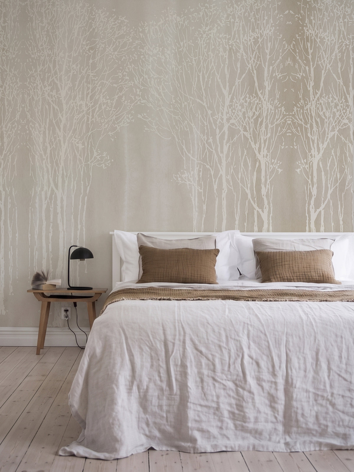 Papel mural Arbolada II, sereno diseño de bosque de troncos y ramas blancas sobre fondo beige texturizado.