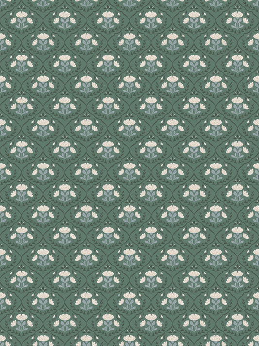 Papel mural Augusta Verde, detalle del diseño: motivo floral crema sobre fondo verde profundo.
