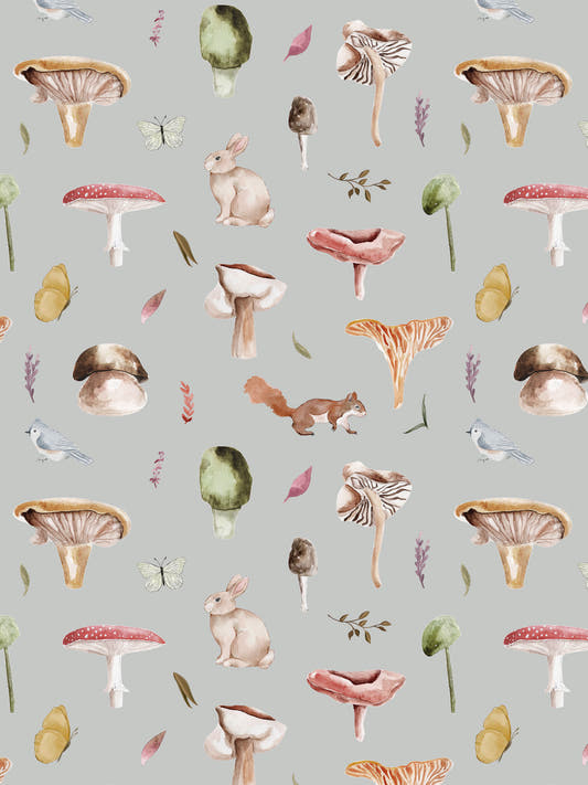 Papel mural Champignon, detalle del diseño: hongos, ardillas y ramitas en acuarela sobre gris claro.