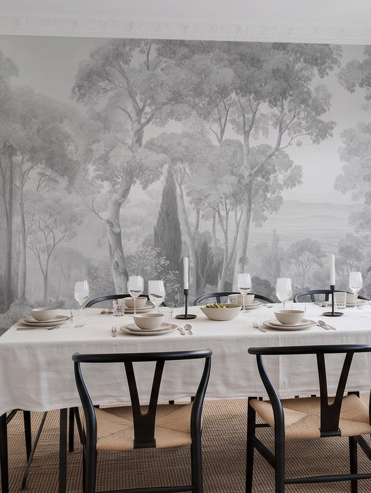 Papel mural Dosel I Gris, envolvente diseño de bosque de troncos altos en gris claro, gris medio y blanco. Ideal para baños y cocinas.