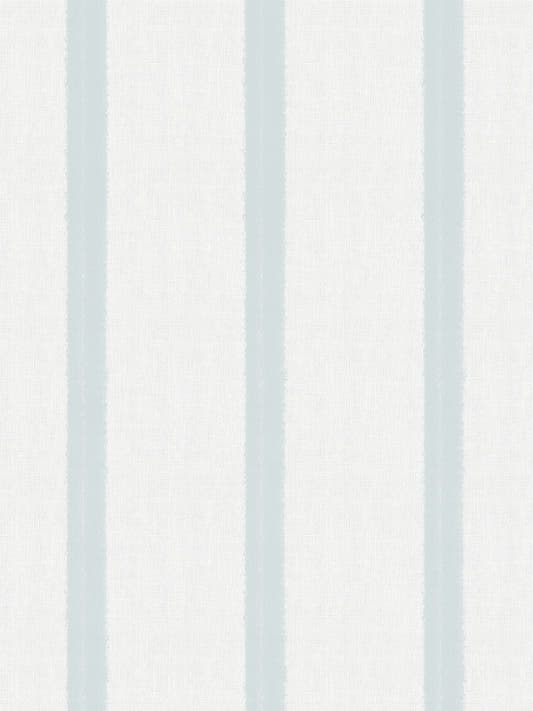 Papel mural Emily Light Blue, detalle del diseño: rayas verticales delgadas en celeste pálido sobre blanco.
