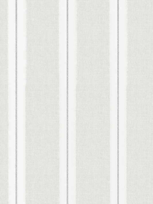 Papel mural Henry Sand, detalle del diseño: rayas verticales finas en gris arena sobre blanco.