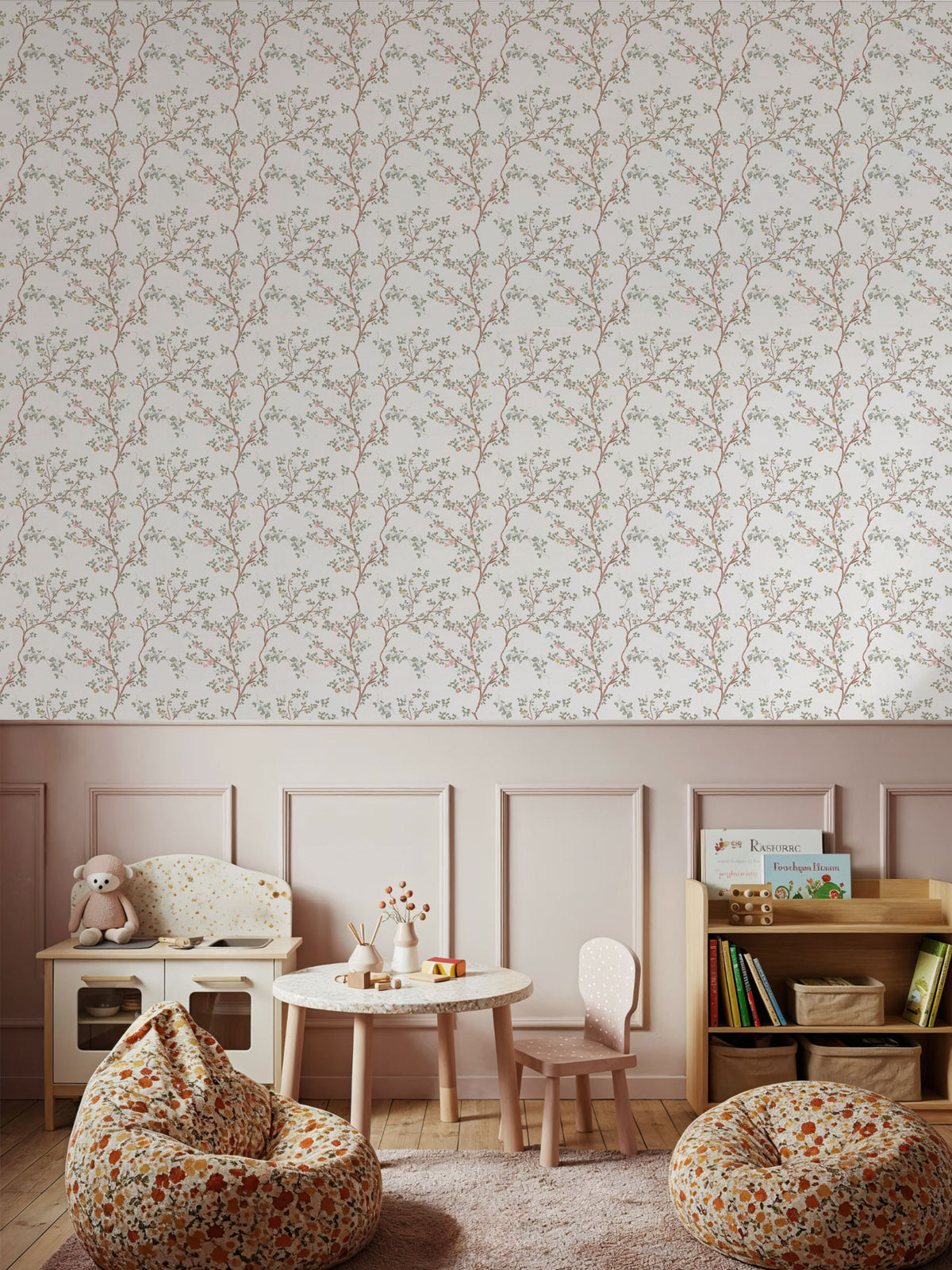 Papel mural Little Eleonora, delicado diseño de ramas con florcitas rosadas, hojas verdes y pajaritos sobre crema.