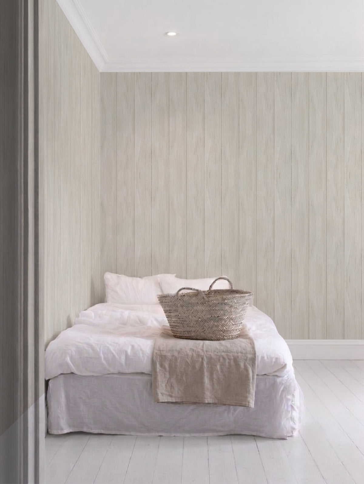 Papel mural Madera Aguada, cálido diseño de tablones verticales de madera blanqueada con vetas suaves.