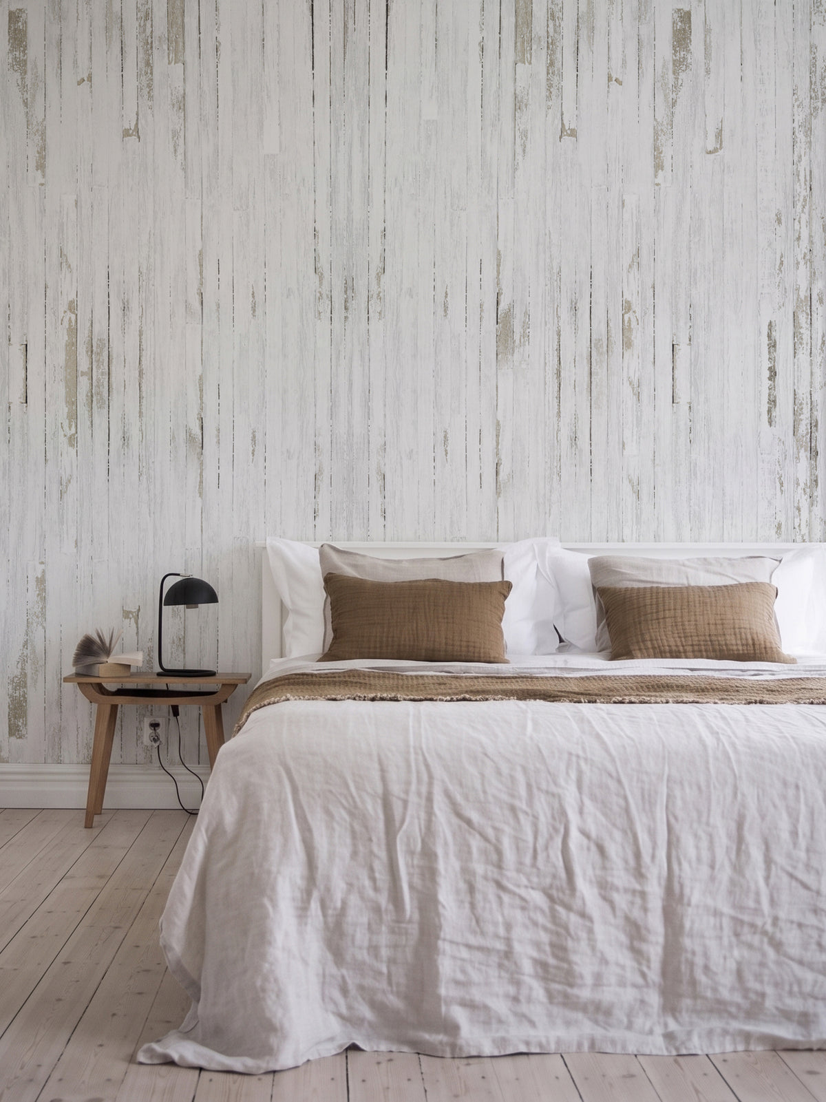 Papel mural Madera Blanca, desgastado diseño de tablones de madera blanca descascarada con restos de verde y gris.