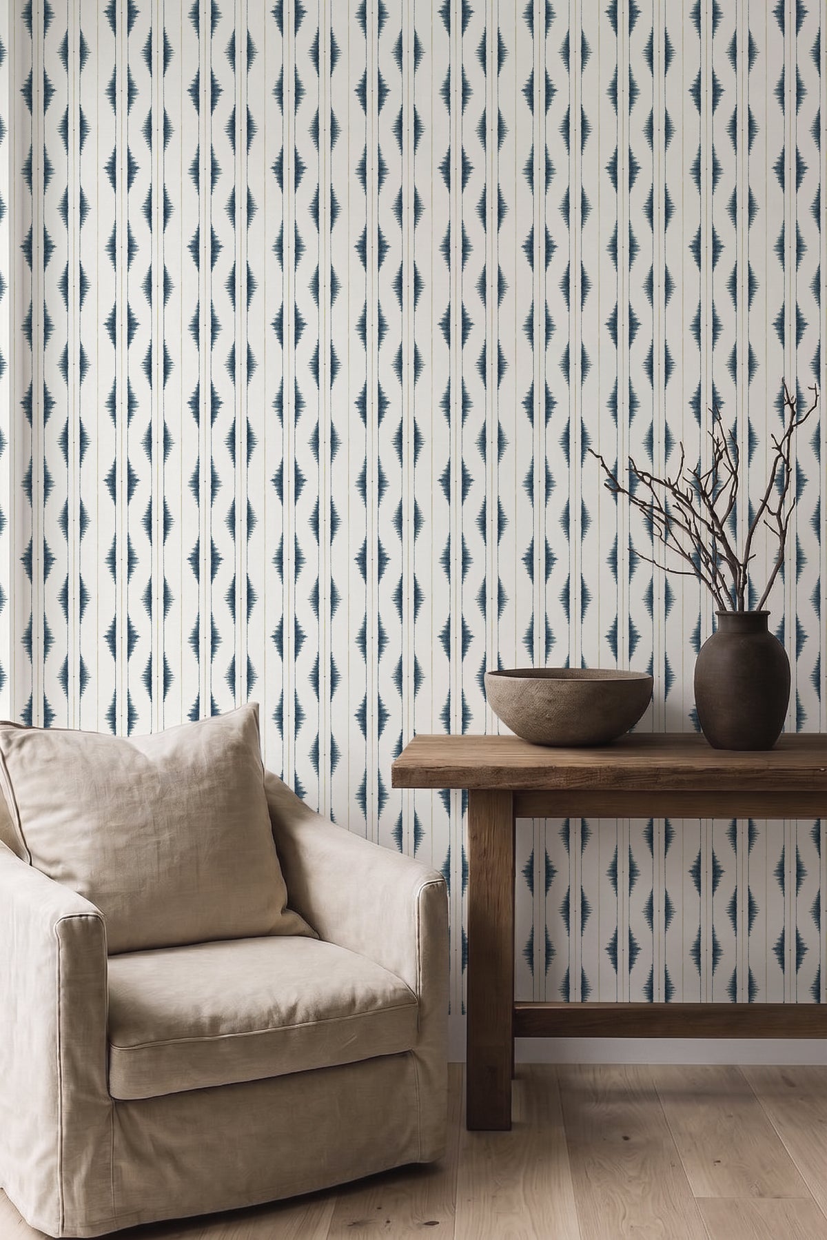 Papel mural Maria Azul, artesanal diseño de rombos ikat en azul petróleo alineados sobre fondo crema.