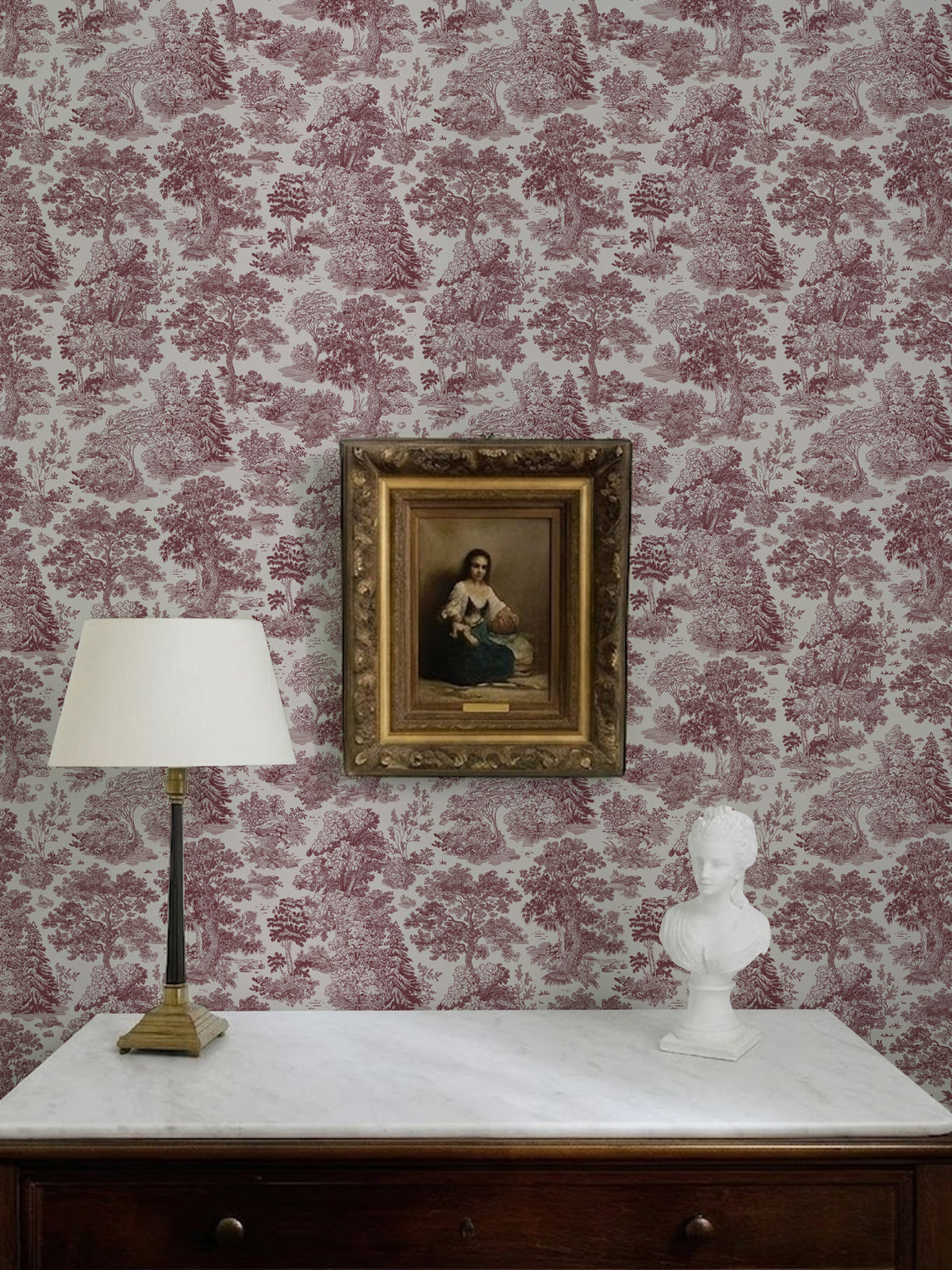Papel mural Moulin Red, abrigado diseño de toile burdeo sobre crema con bosques y árboles a plumilla.