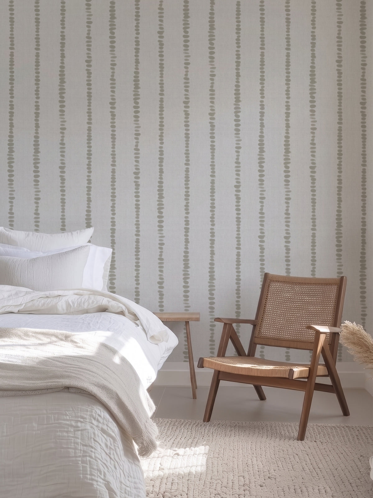 Papel mural Pencil Greige, suave diseño de rayas verticales punteadas a mano alzada en verde salvia sobre lino blanco.