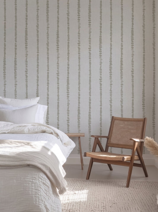 Papel mural Pencil Greige, suave diseño de rayas verticales punteadas a mano alzada en greige sobre lino blanco.
