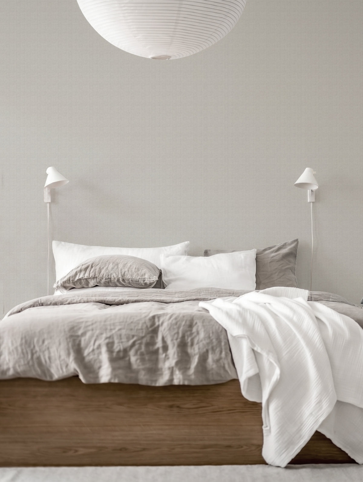 Papel mural Rafia Linen White, limpio diseño de liso con trama de lino en blanco roto.