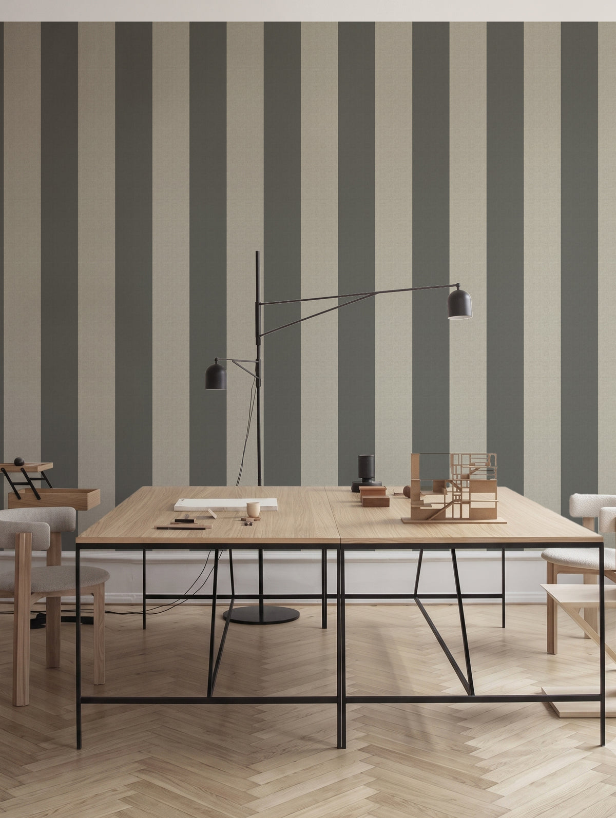 Papel mural Rafia Stripes Gray, gráfico diseño de rayas verticales anchas en gris verdoso y crema con textura de rafia.