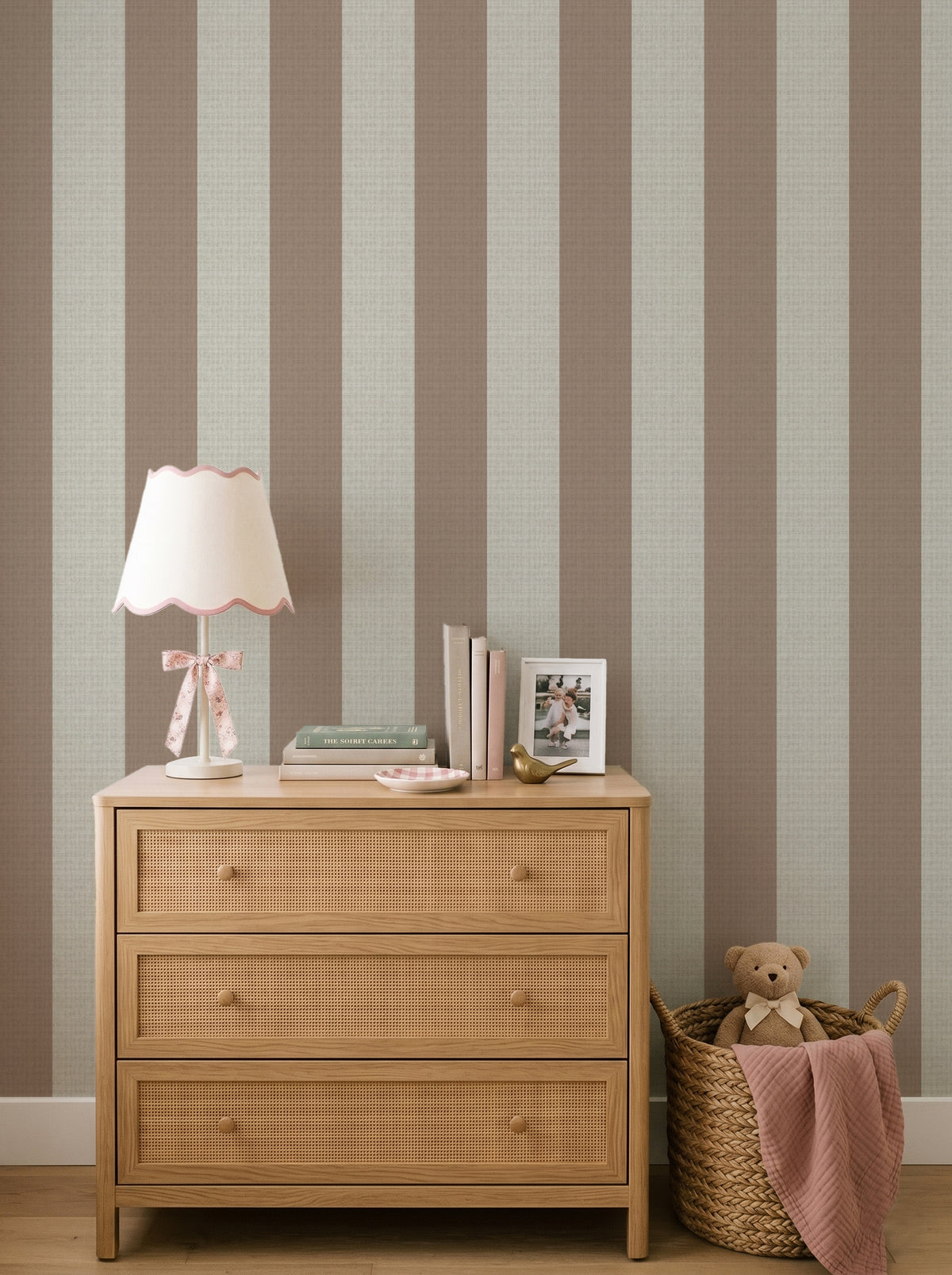 Papel mural Rafia Stripes Pink, cálido diseño de rayas verticales anchas en café rosado y crema con textura de rafia.