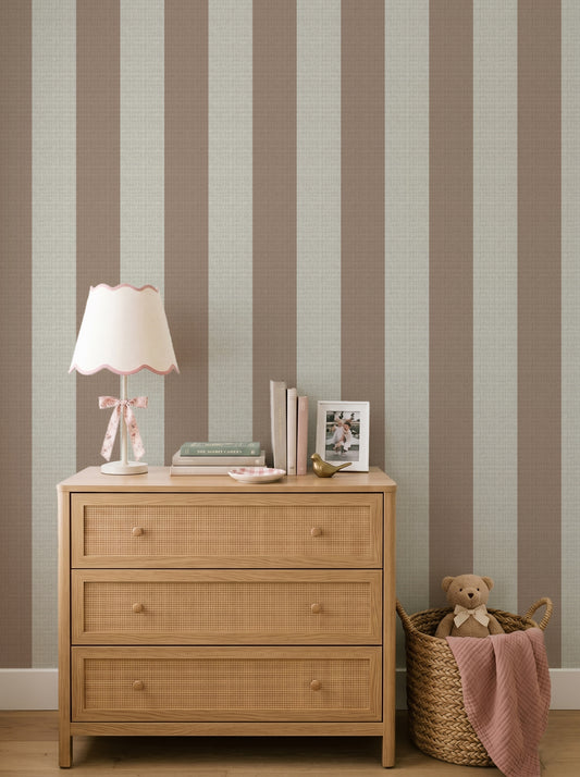 Papel mural Linen Stripes Pink, cálido diseño de rayas verticales anchas en café rosado y crema con textura de rafia.