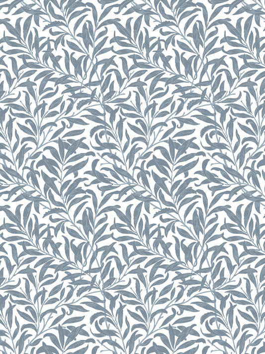 Papel mural Sigfrid Blue, detalle del diseño: ramas finas con hojas alargadas en azul grisáceo sobre blanco.