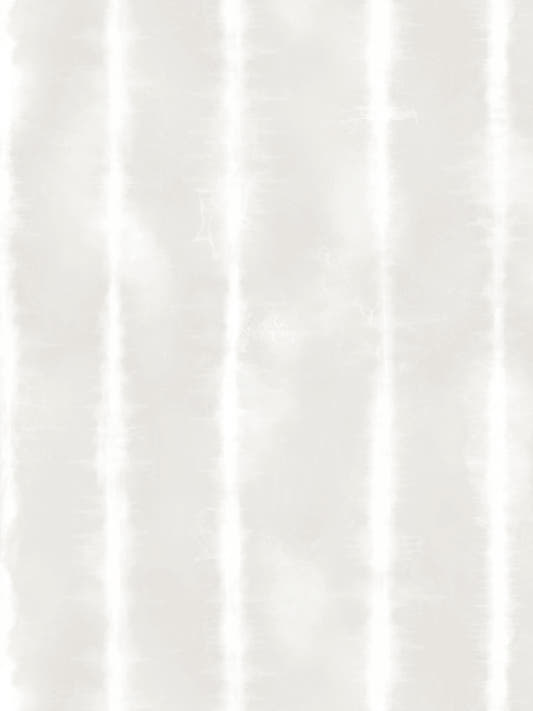 Papel mural Tie Dye Gray, detalle del diseño: franjas verticales teñidas a mano en crema y gris muy claro.