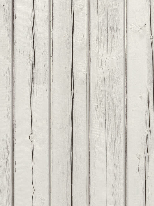 Papel mural White Wood, detalle del diseño: tablones de madera verticales con vetas en blanco y gris claro.