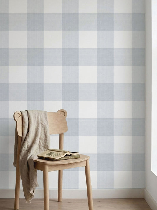 Papel mural Tartan Azul, clásico diseño de cuadros grandes tipo vichy en azul grisáceo pálido y blanco. Ideal para piezas de niños y escritorios.